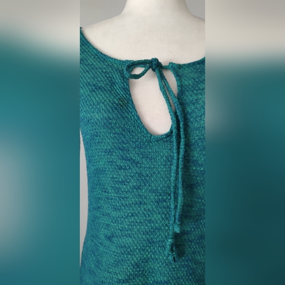Hangten sweater size small color green fit and flare v neck good condition Soft - Picture 5 of 8